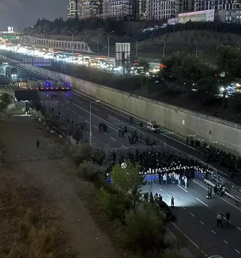 Chp Istanbul Il Binasi Onunde Tansiyon Yuksek 19023866 5275 M