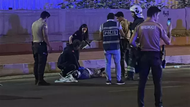 Kontrolden Cikan Otomobil Kaldirimdaki Yayalara 19096630 186 M