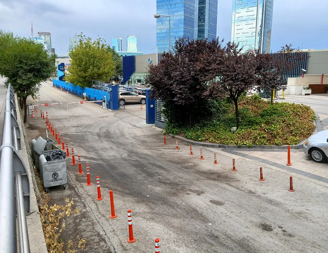 Togg Deneyim Merkezi Teslimat Söğütözü Çöp Konteyner Koku Mövenpick Otel (1)