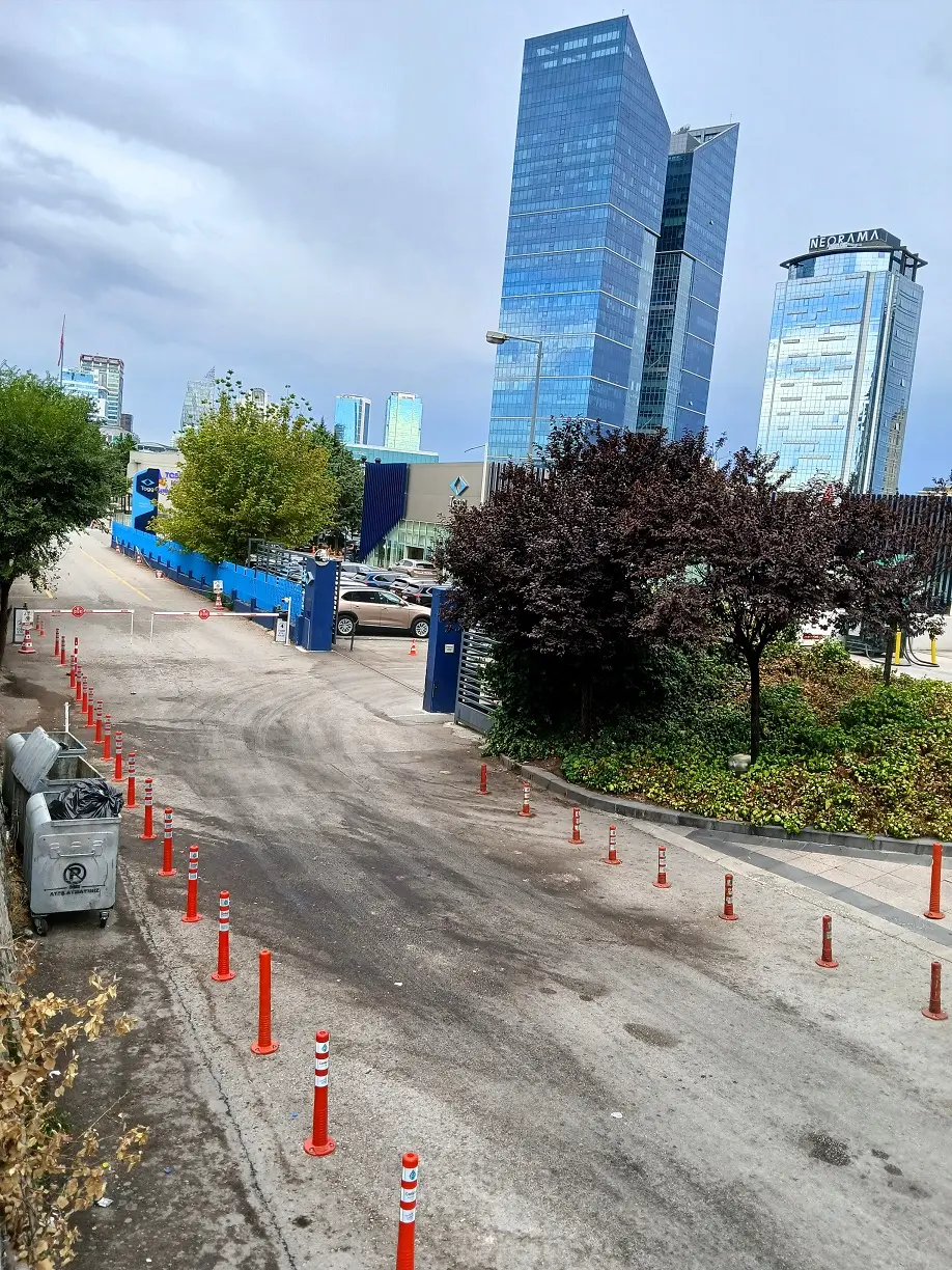 Togg Deneyim Merkezi Teslimat Söğütözü Çöp Konteyner Koku Mövenpick Otel (2)