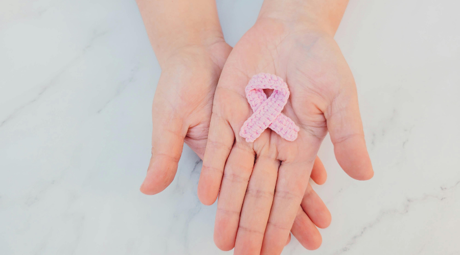 Pehlivan, erkeklerin göğüs bölgesinde fark ettikleri kitleleri ihmal etmemeleri gerektiğini belirterek, “Erkekler de bu konuda bilinçli olmalı. Meme kanseri sadece kadınlara özgü bir hastalık değil.” dedi.