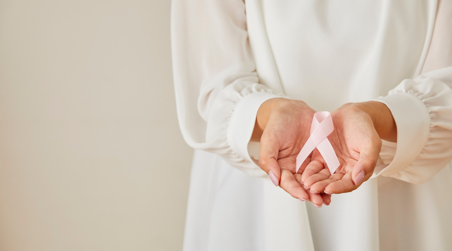 Menopoz sonrası dönemde, östrojen reseptörü pozitif meme kanseri riskinin obez bireylerde daha yüksek olduğuna dikkat çeken Pehlivan, hem erkeklere hem kadınlara dengeli beslenme ve düzenli egzersiz tavsiyesinde bulundu.