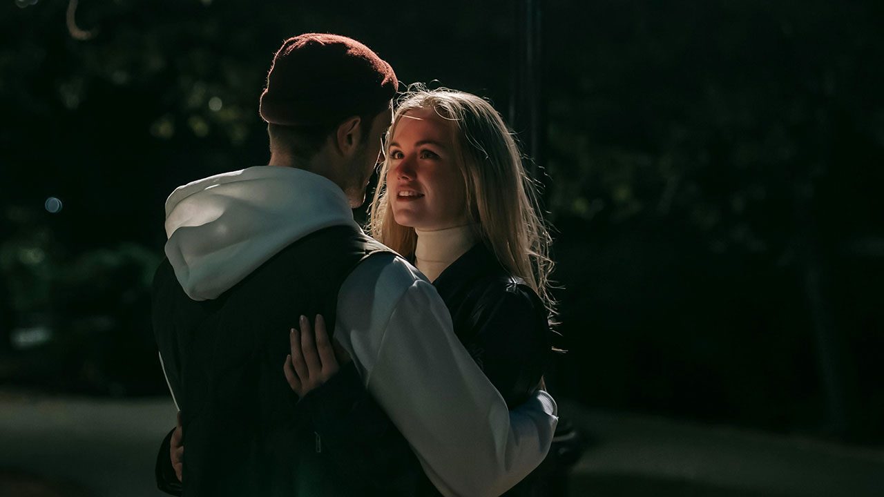 PSİKOPATİ, NARSİSİZM VE MAKYAVELİZM
Bilim insanları, “karanlık üçlü” olarak bilinen bu üç kişilik özelliğinin, empati eksikliği, bencillik ve manipülatif davranışlarla karakterize olduğunu belirtiyor.
Yani bazı kişiler, partnerine sarılarak ya da elini tutarak aslında duygusal bağ kurmaya değil, kontrol sağlamaya çalışıyor olabilir.