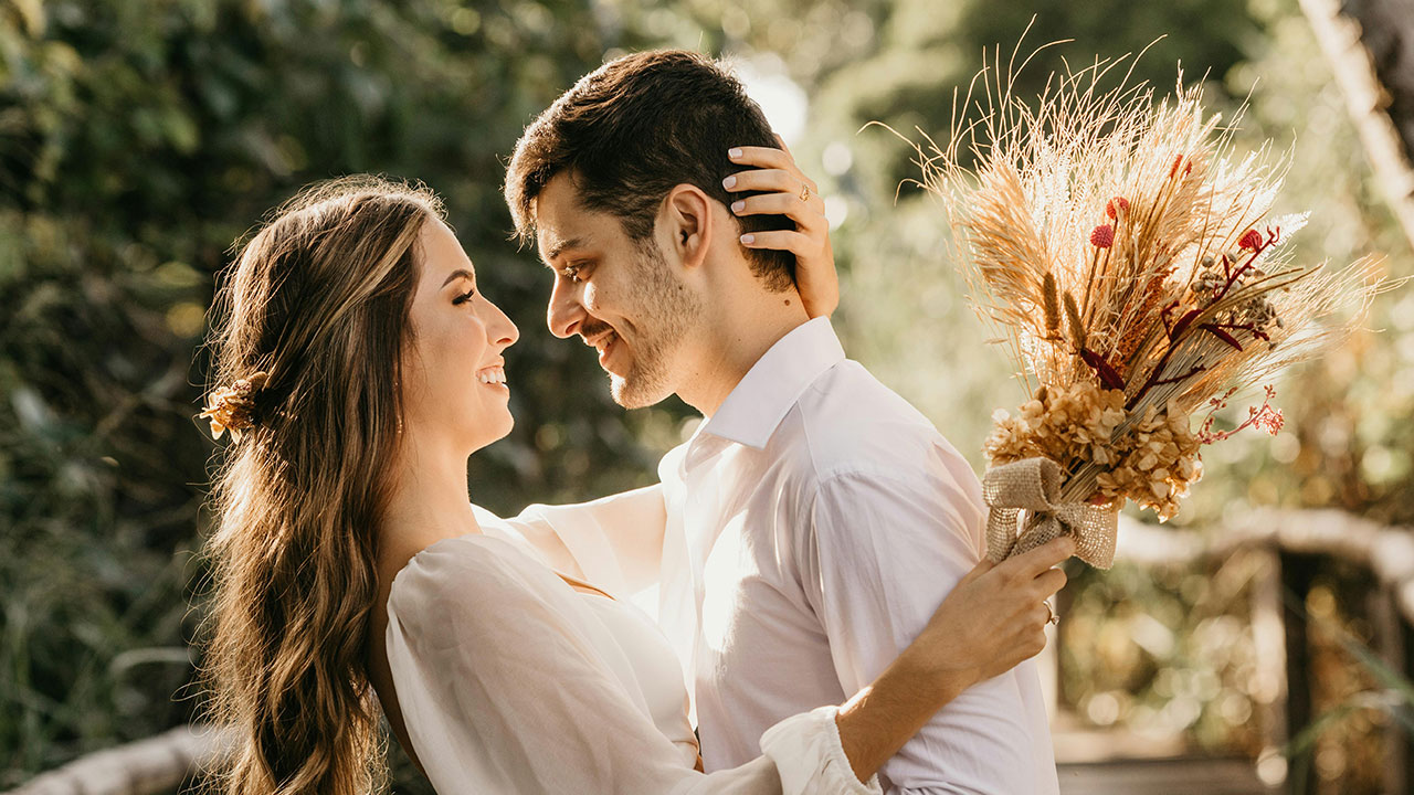 Prof. Mattson, konuyla ilgili şu uyarıyı yaptı:
“Dokunmanın her türü iyi niyetli değildir. Her sarılma zararsız değildir.”
Araştırmaya göre bazı kişiler, dokunmayı partner üzerinde sahiplik ve kontrol duygusu yaratmak, hatta itaati teşvik etmek için kullanıyor. Bu tür davranışlar, özellikle “karanlık üçlü” kişilik özelliklerine sahip bireylerde daha sık görülüyor.