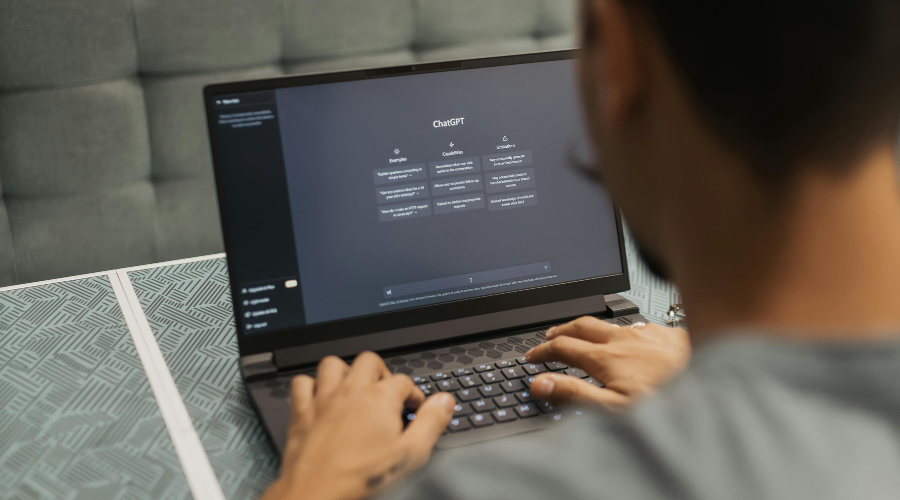 OpenAI, en yeni modeli GPT-5 üzerinde yapılan binlerce zorlu testte, modelin %91 oranında doğru tepki verdiğini duyurdu. Ancak SkyNews’in aktardığına göre bu durum, on binlerce kişinin hâlâ ruh sağlığını kötüleştirebilecek içeriklere maruz kalabileceği anlamına geliyor.