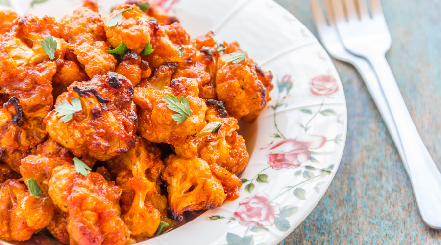 Karnabaharın %90’ı sudan oluşur. Düşük kalorili olması ve tokluk hissi sağlaması sayesinde zayıflamak isteyenler için ideal bir sebzedir.
Ayrıca düşük glisemik indeksiyle kan şekeri dengesini koruyarak ani açlık hissini engeller.