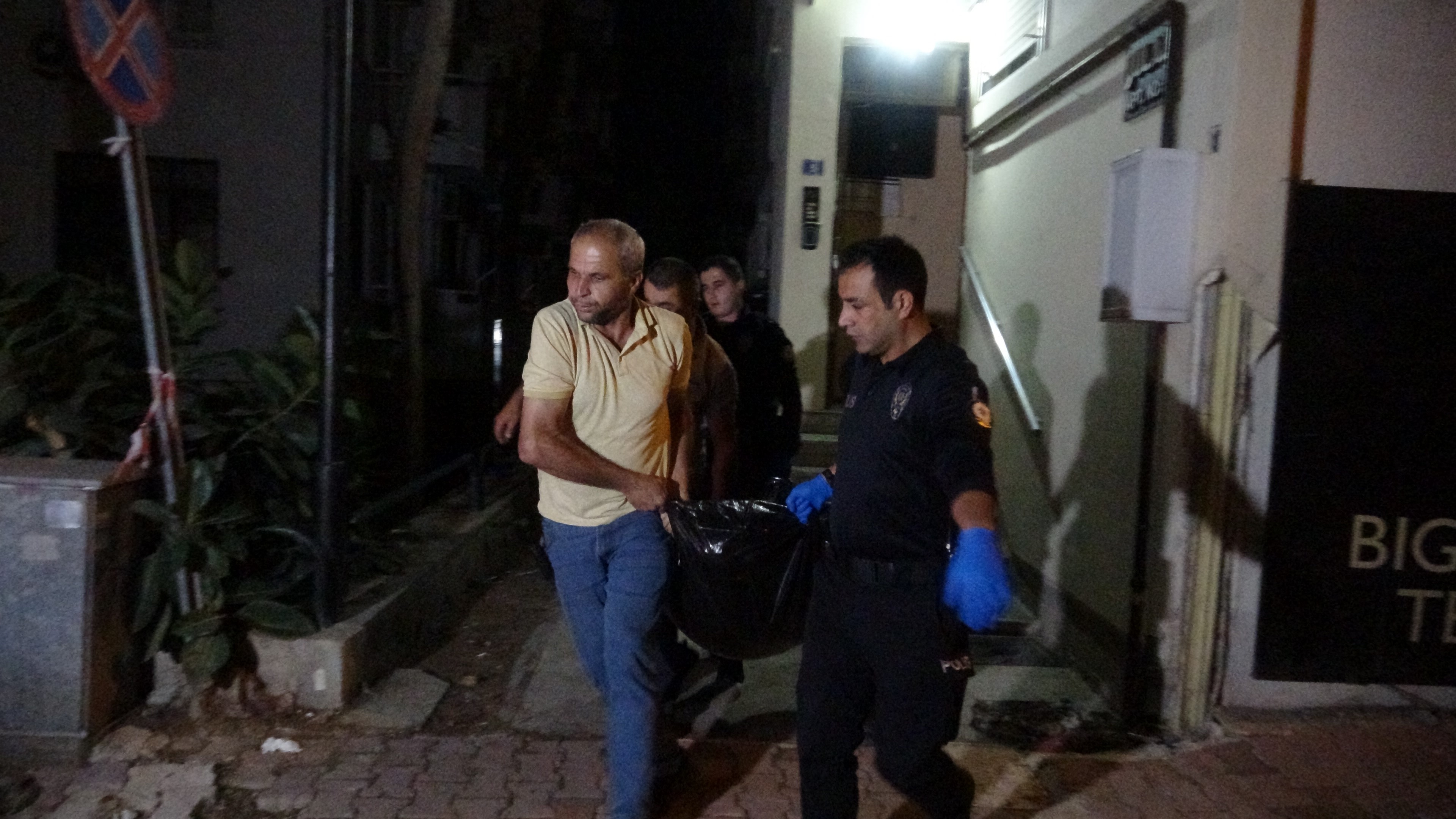 Kısa sürede olay yerine ulaşan sağlık ekipleri, yaşlı avukatın hayatını kaybettiğini belirledi. Bunun üzerine bölgeye polis ekipleri sevk edildi.