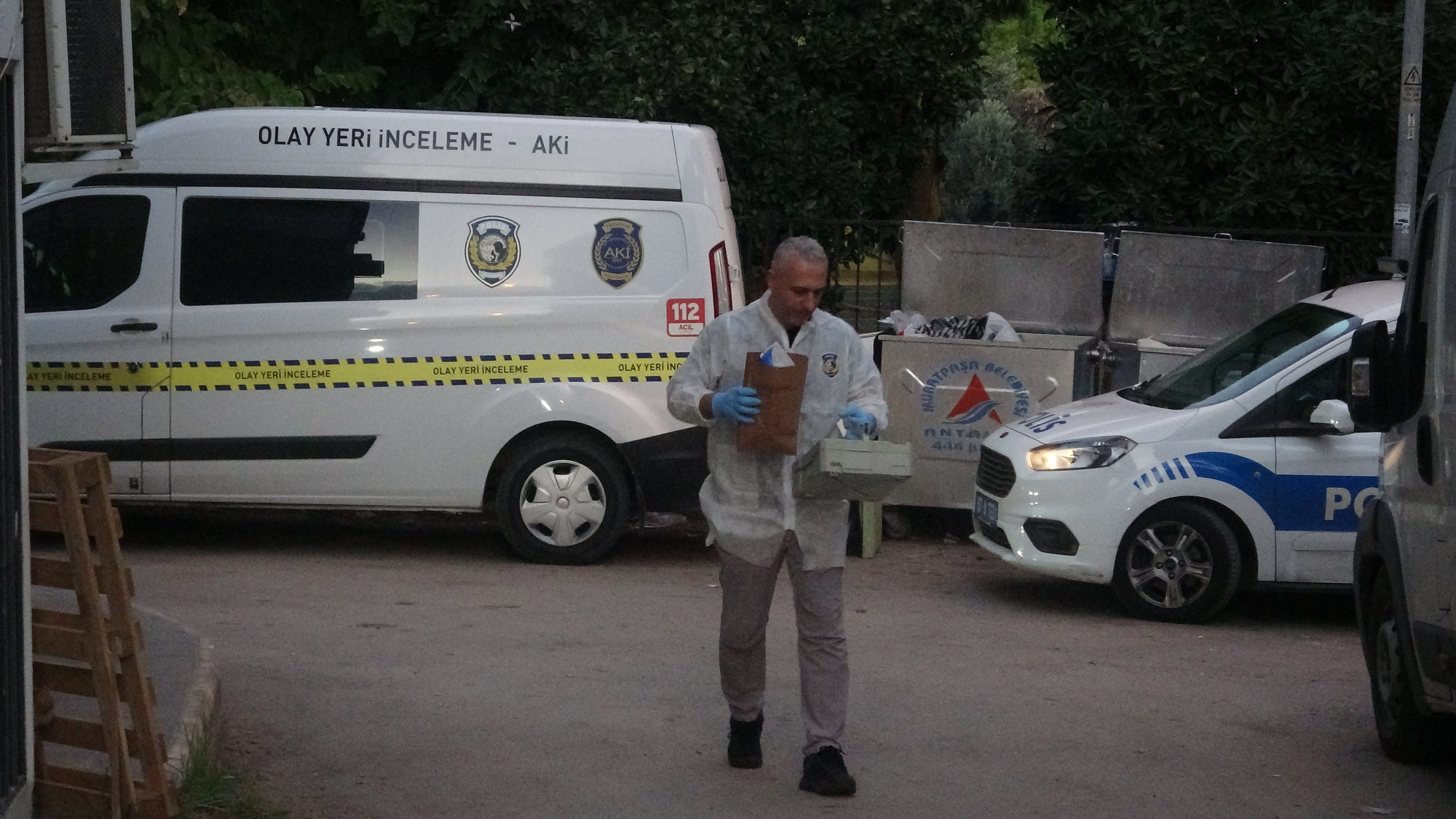 NEFES ALMADIĞINI FARK ETTİ, YARDIM ÇAĞIRDI
Bakıcısının panikle yaptığı kontrolde Kaynak’ın nefes almadığını fark ettiği, ardından durumu hemen 112 Acil Çağrı Merkezi’ne bildirdiği öğrenildi.