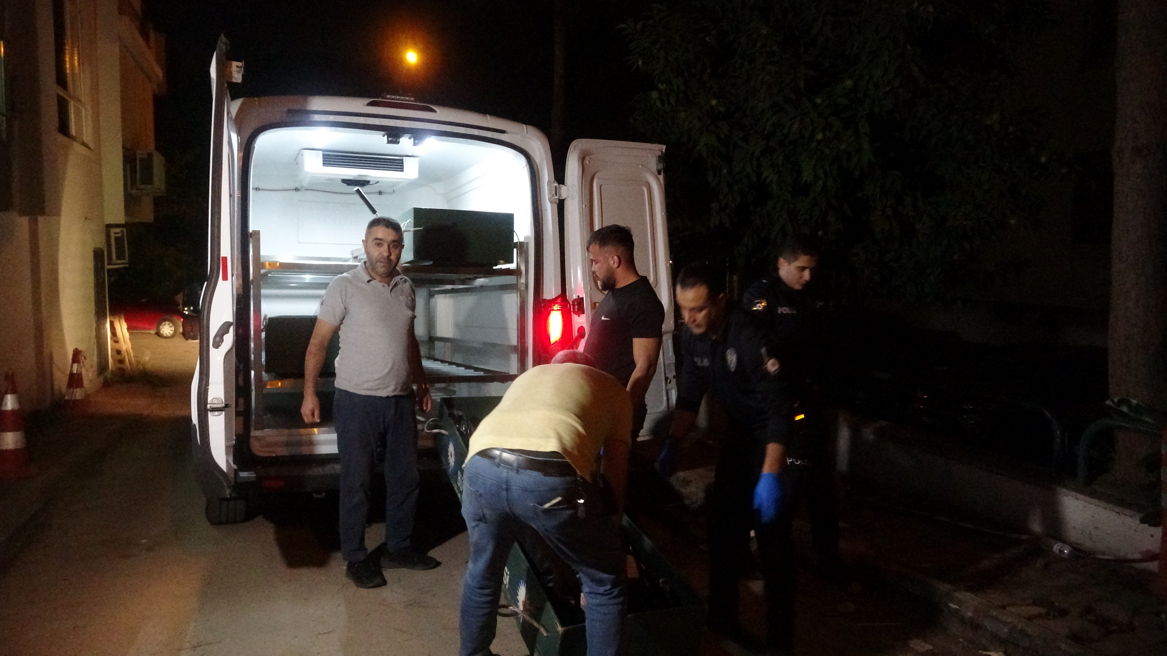 Uzun yıllardır Antalya’da yaşayan ve sağlık sorunları nedeniyle bir süredir bakıcısı tarafından gözetilen avukat Enver Kaynak, iddiaya göre bakıcısının alışveriş için evden ayrılmasının ardından yalnız kaldı.