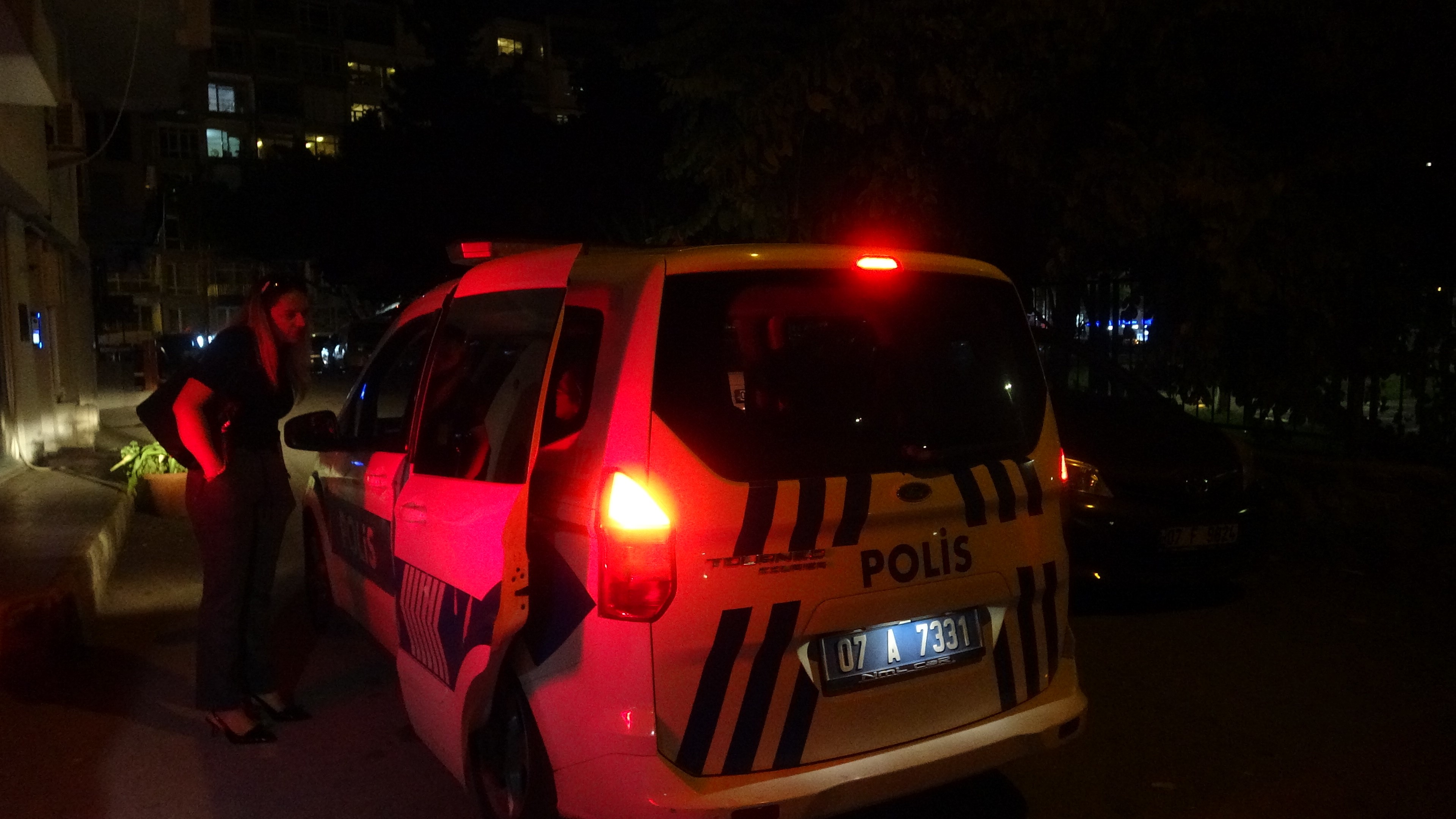 BAKICISI DÖNDÜĞÜNDE ŞOK OLDU
Edinilen bilgilere göre olay, Deniz Mahallesi 131. Sokak’ta bulunan dört katlı bir apartmanın birinci katında saat 17.00 sıralarında meydana geldi.