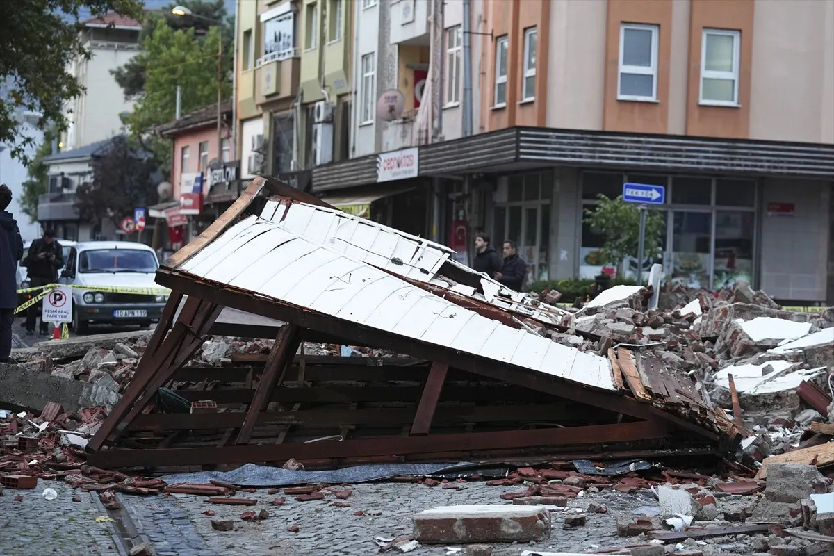 İZMİR’DE “DEPREM FARKINDALIĞI” SÖYLEŞİSİ
Prof. Dr. Sözbilir, İzmir’de düzenlenen “Deprem Farkındalığı” söyleşisinde kentteki aktif fay hatlarına dikkat çekti. Sözbilir, bazı fayların uzun süredir hareket etmediğini ve bu fayların yeniden deprem üretme potansiyelinin arttığını ifade etti.