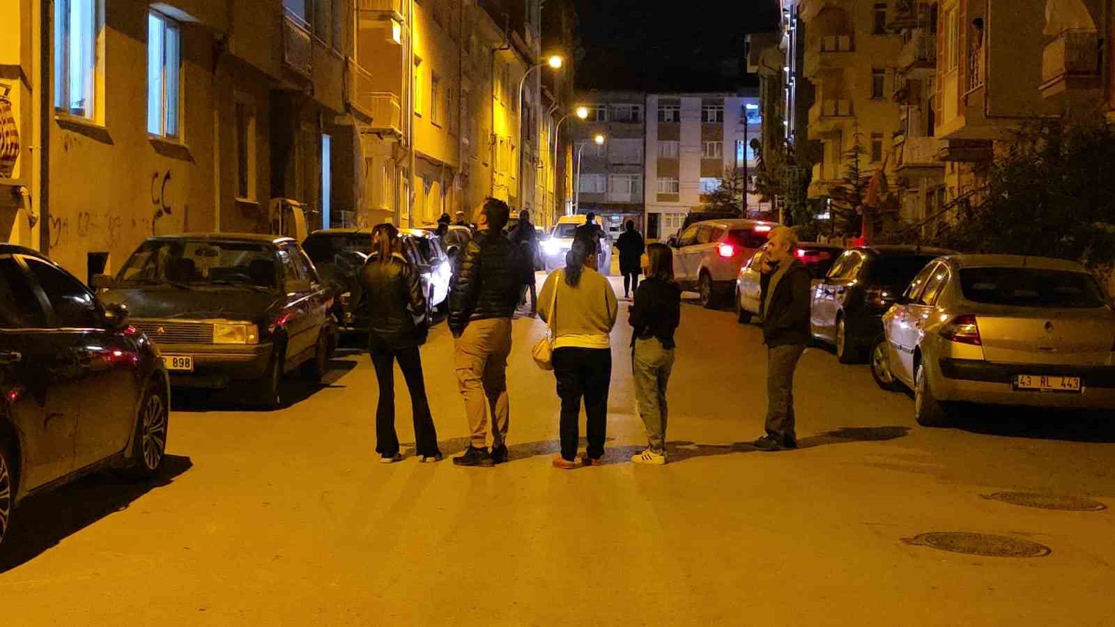 İZMİR’İN TARİHİ DEPREM GEÇMİŞİ
Prof. Dr. Sözbilir, İzmir’in yaklaşık 8 bin 500 yıllık yerleşim tarihi boyunca birçok kez depremlerle karşı karşıya kaldığını hatırlattı. Kentteki fay hatlarını tespit ettiklerini ve bu fayların geçmişte ürettikleri depremleri, aynı zamanda bir sonraki deprem için geçen süreleri incelediklerini dile getirdi.