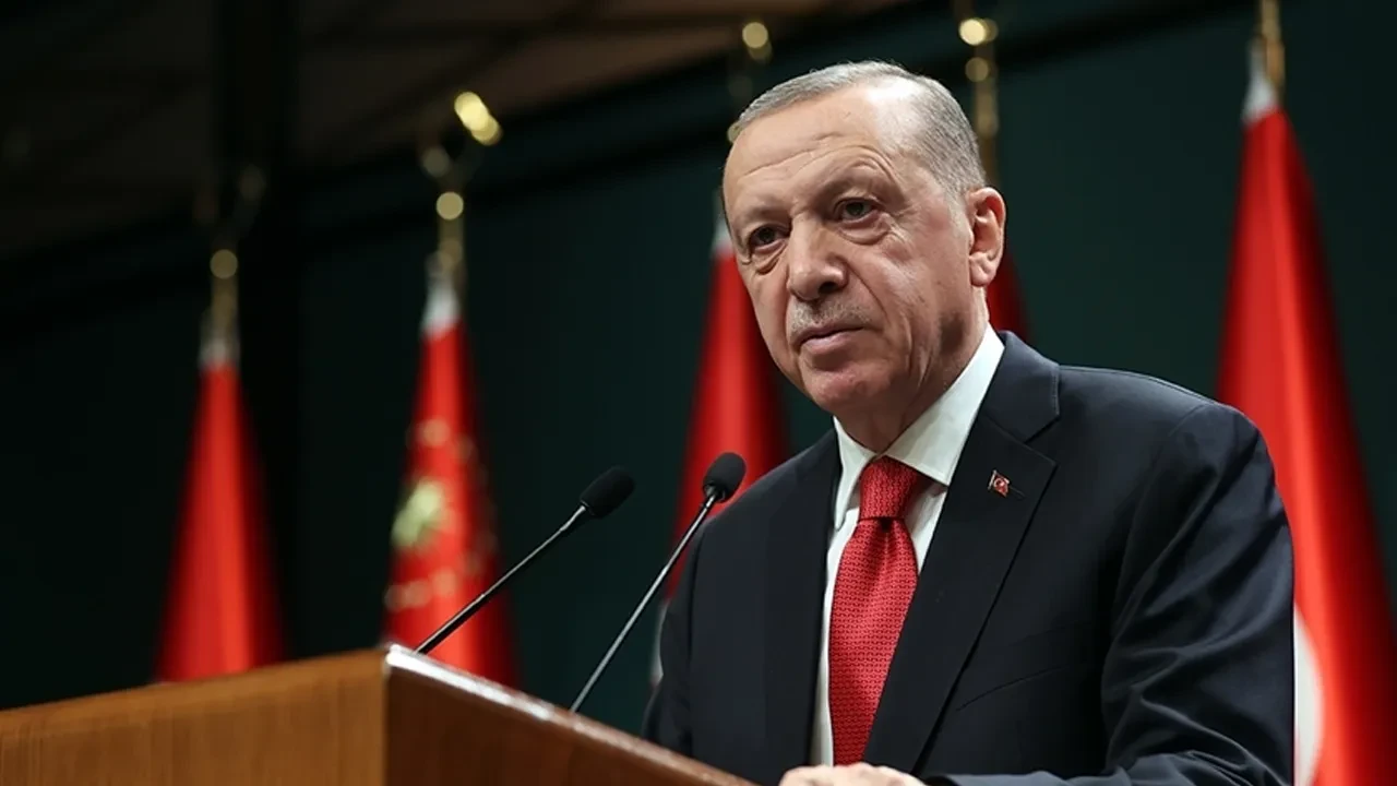 Erdoğan, “Önceki iktidar sahipleri yıllarca sizleri görmezden geldi, sadece döviz ihtiyacı olduğunda sizi hatırladı. Biz ise her sıkıntınızda yanınızda olduk, pek çok sorununuzu çözdük, haklarınızı teslim ettik. Yurt dışı borçlanması yoluyla emekli olanlara yurt dışında tam zamanlı çalışma hakkı tanıyacağız. Askerlik yapanların ikili anlaşmalar çerçevesinde vatani görevlerinin Türkiye’de de tanınmasını sağlayacağız. Sizleri Türkiye’nin dünyadaki temsilcisi olarak görüyoruz. Sahip çıkmaya devam edeceğiz” ifadelerini kullanmıştı.