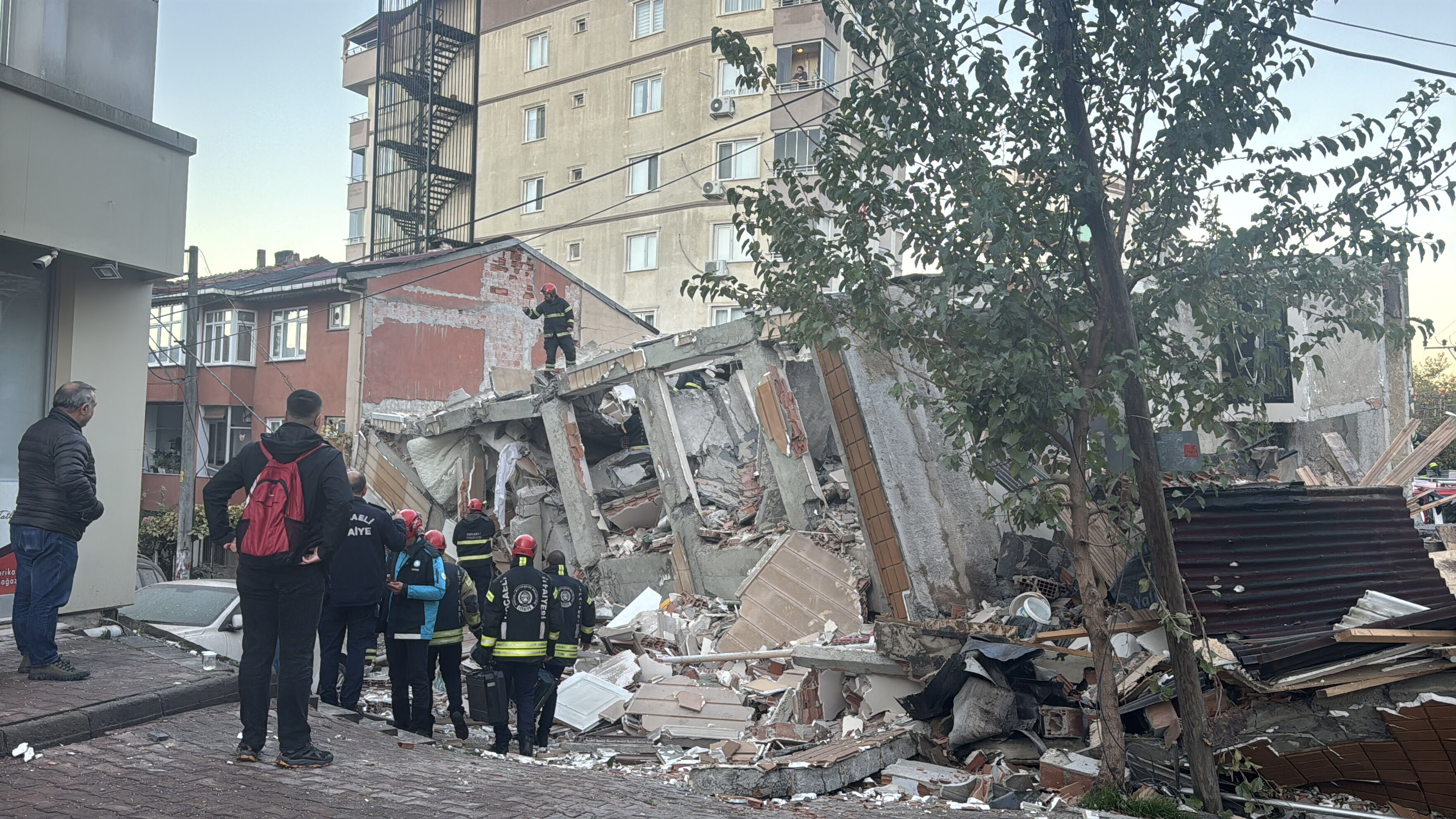 UZMANIN BELİRTTİĞİ FAY HATLARI
Prof. Dr. Sözbilir’in verdiği bilgilere göre Seferihisar, Tuzla, Gülbahçe, Bergama ve Menemen fayları uzun bir süredir deprem üretmedi. Bu durum, söz konusu fayların deprem üretme zamanlarının yaklaştığını gösteriyor. Buna karşılık İzmir, Yeni Foça ve Dağkızılca faylarının yakın dönemde deprem üretme ihtimali bulunmuyor.