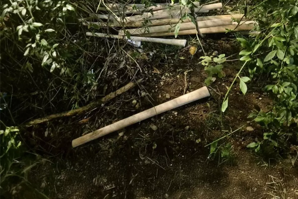 Zabjelo semtindeki “Komanka” binası yakınında gerçekleştirilen operasyonlarda, saldırı için hazırlanmış çok sayıda beyzbol sopası ele geçirildi.
Polis açıklamasında şu ifadelere yer verildi:
“Podgoritsa Polis Müdürlüğü Güvenlik Dairesi yetkilileri, önceki gece Podgoritsa'da M.J. isimli vatandaşa biri Türk, diğeri Azerbaycan vatandaşı iki yabancı uyruklu tarafından gerçekleştirilen saldırının ardından sahadaki güvenlik durumunun takibi ve sosyal medyada şiddet ve nefret söylemi içeren paylaşımlarla ilgili olarak duyurulan yoğunlaştırılmış faaliyetler kapsamında sahada koordineli önlemler ve operasyonlar yürütmüş ve birkaç Karadağ vatandaşı karakola götürülmüştür.
Bu kişiler, şiddet eylemi planladıkları şüphesiyle gözaltına alınmıştır. Bu bağlamda Zabjelo semtindeki 'Komanka' binası yakınında saldırı için hazırlanmış çok sayıda beyzbol sopası bulunarak, bunlara el konulmuştur.”
