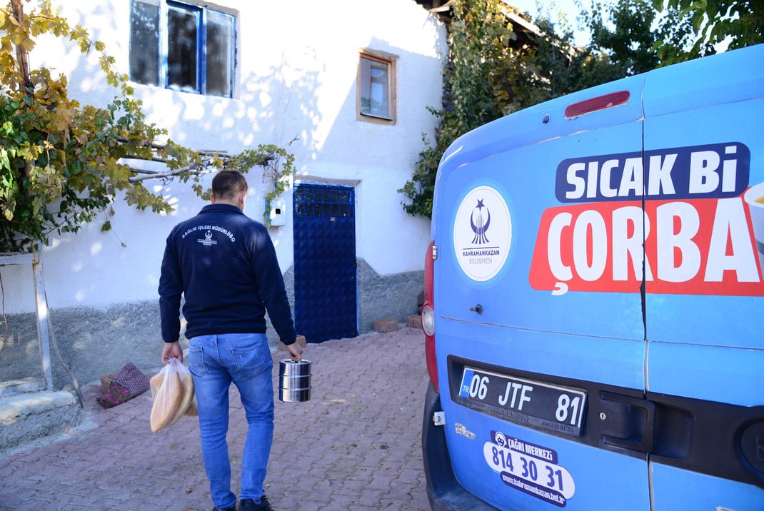 Sicak Yemek Hi̇zmeti̇ Sürüyor (2)