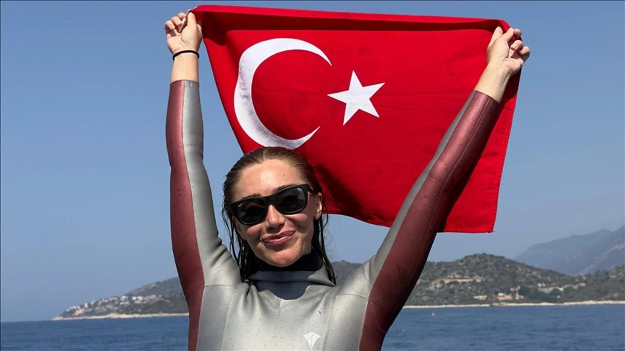 Şahika Ercümen’den Cumhuriyet’in 102. yılına anlamlı rekor: 107 metreye dalarak dünya rekorunu kırdı