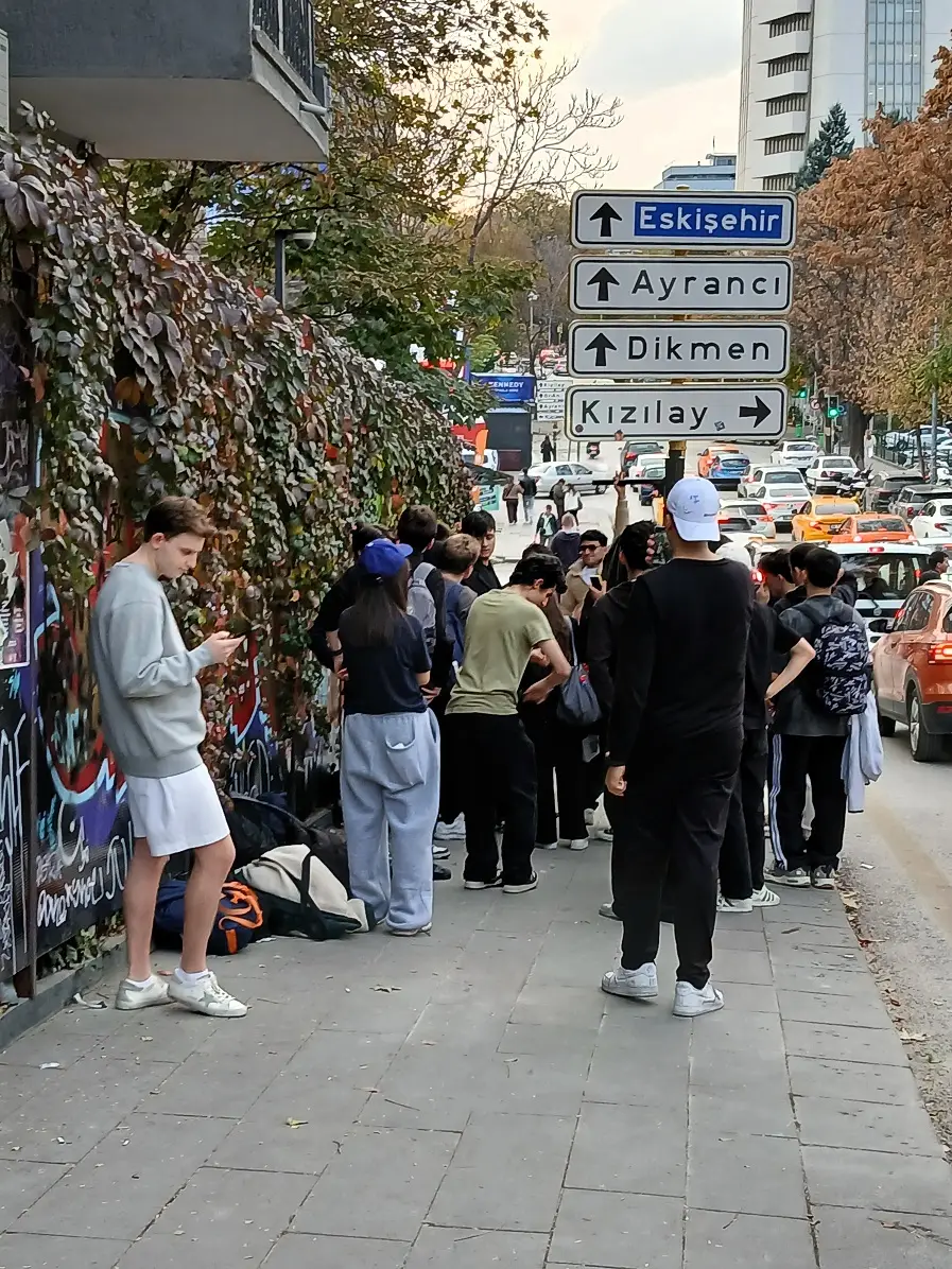 En Ankara Fotoğrafım Jf Kennedy Caddesi Kızılay Yön Tabelası Gençler (1)