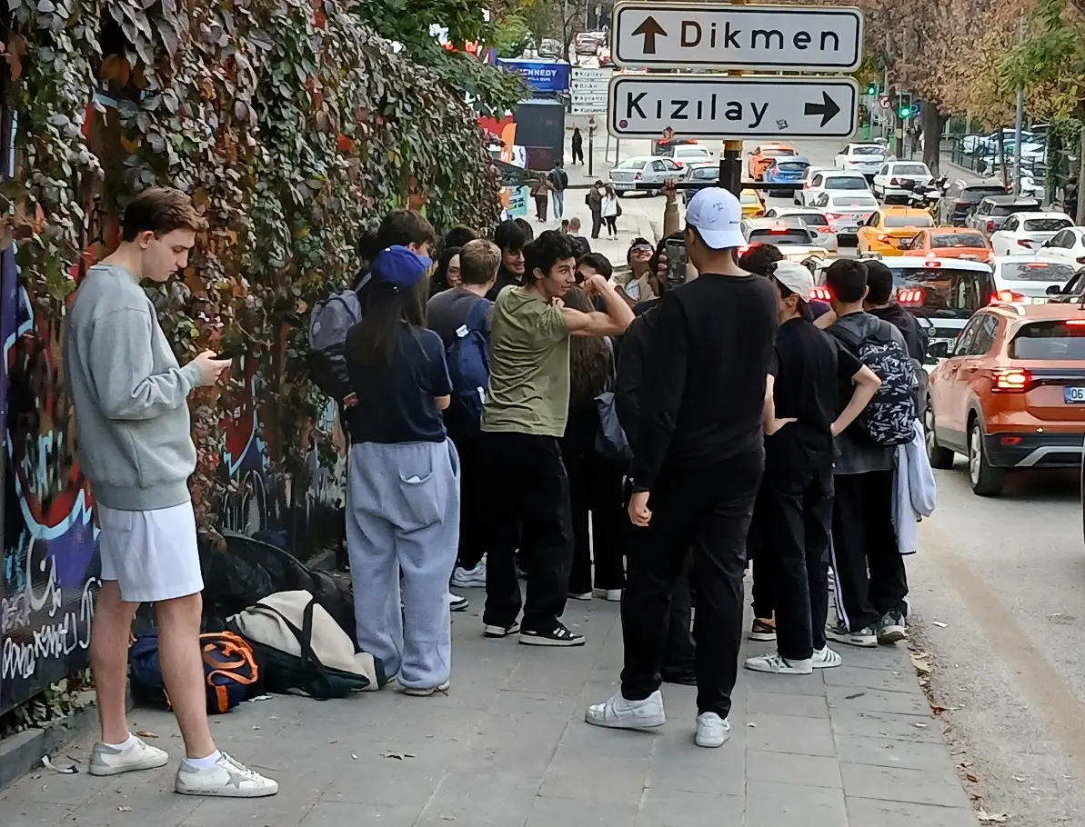 En Ankara Fotoğrafım Jf Kennedy Caddesi Kızılay Yön Tabelası Gençler (2)