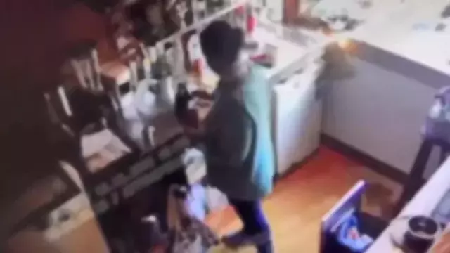 Genc Kizi Kahveyle Yogun Bakimlik Eden 4 Kisi 19267477 1964 M