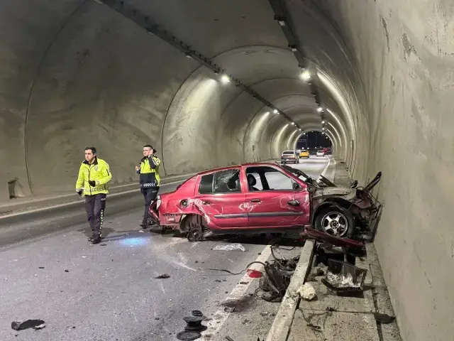 Tunelde Feci Kaza Takili Kalan Hiz Kadrani Her 19267600 5239 M