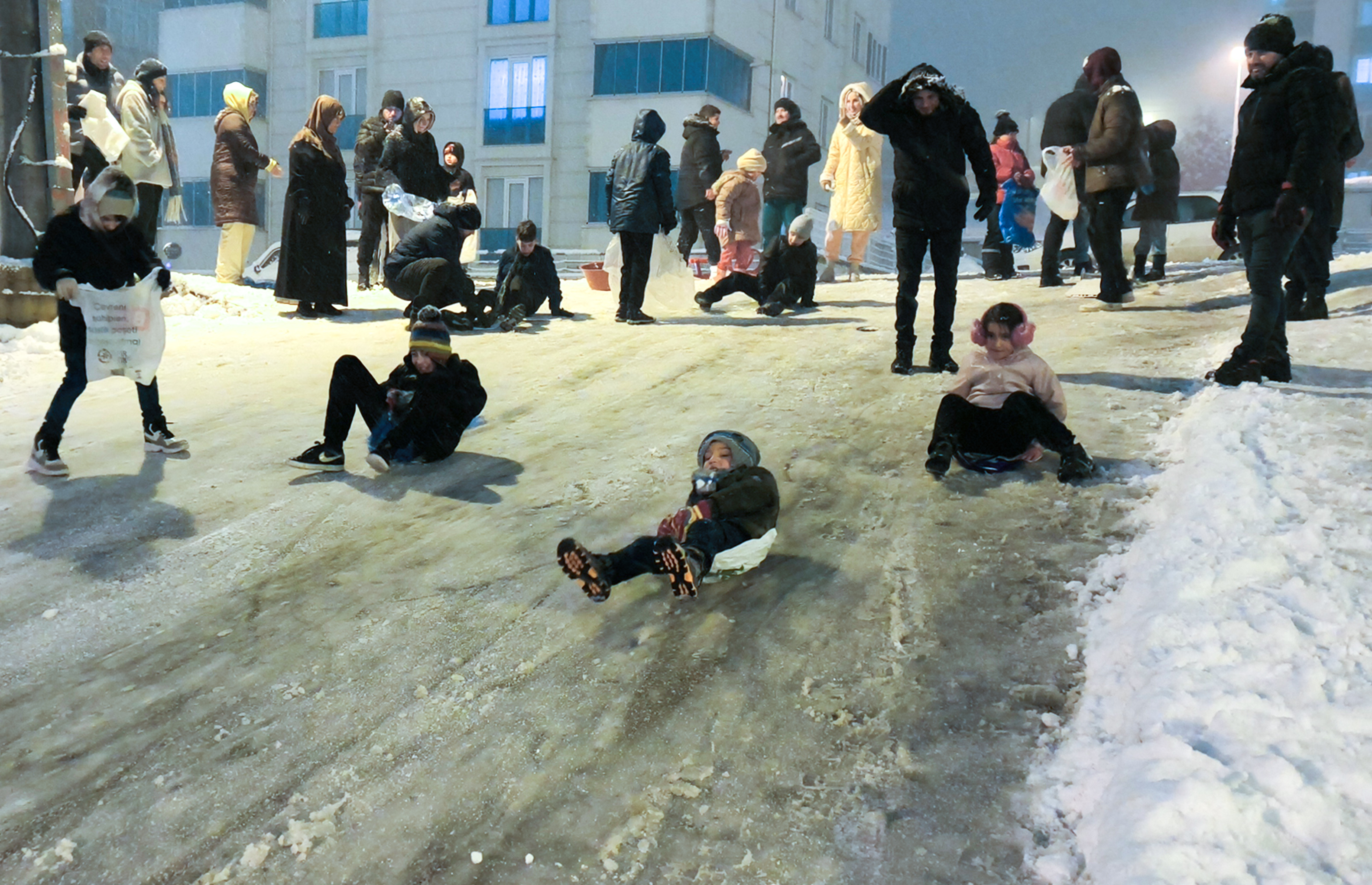 1766960256421 Aa 20251228 40102784 40102782 Karabukte Kar Yagisi Suruyor