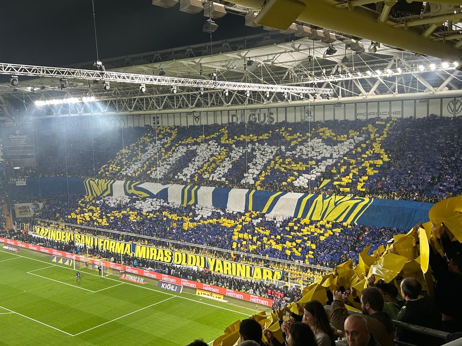 Kadıköy’de ışık şovu damga vurdu! 6-0 hatırlatması tribünleri ayağa kaldırdı