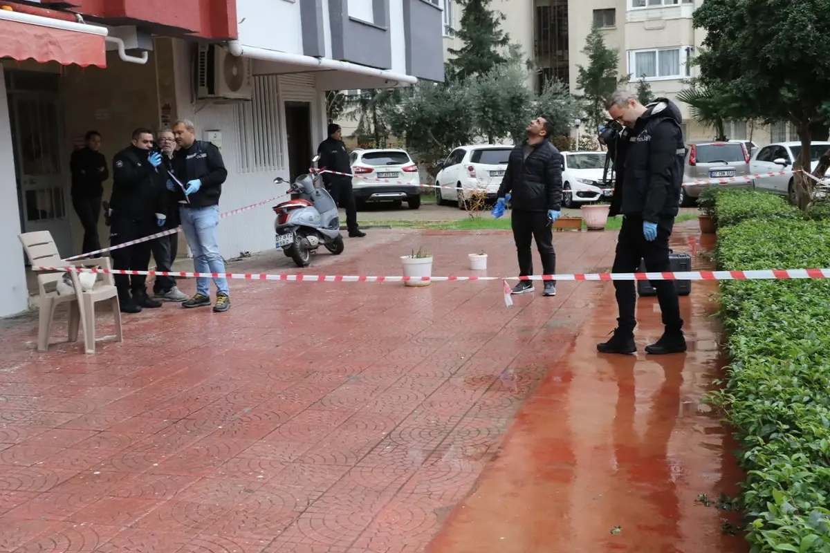 Anne Ve Oglu Bir Gun Arayla Ayni Balkondan Dusup 19388071 8380 Amp