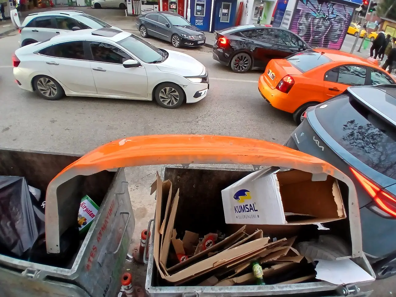 Tunus Taksi Durağı Toyota Taksi Sarı Tampon Kaza Çöp Konteyneri (1)