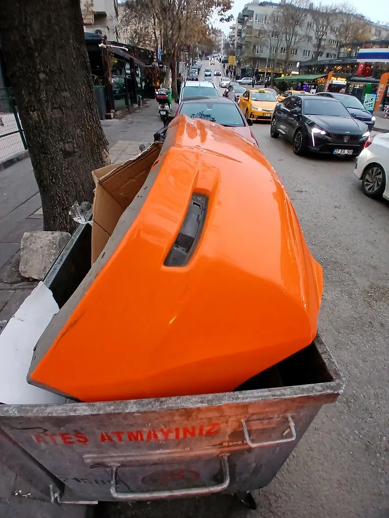 Tunus Taksi Durağı Toyota Taksi Sarı Tampon Kaza Çöp Konteyneri (2)