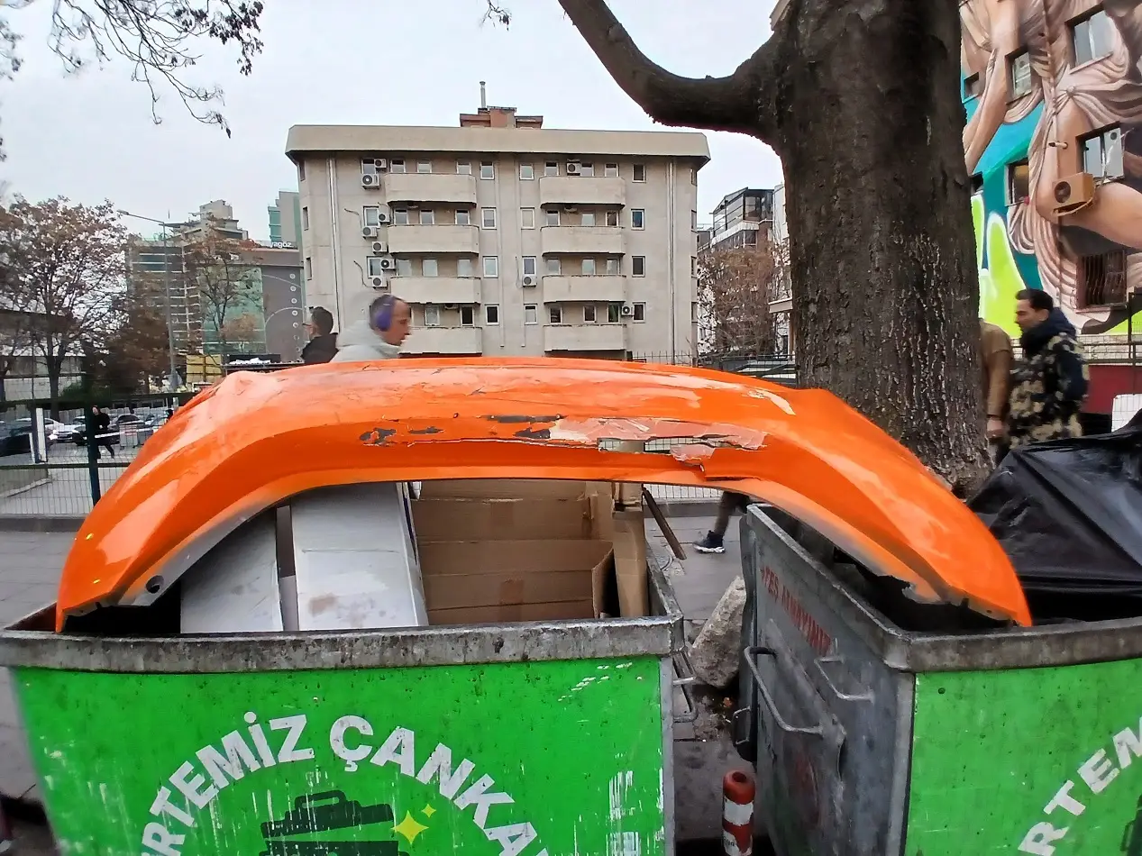 Tunus Taksi Durağı Toyota Taksi Sarı Tampon Kaza Çöp Konteyneri (3)