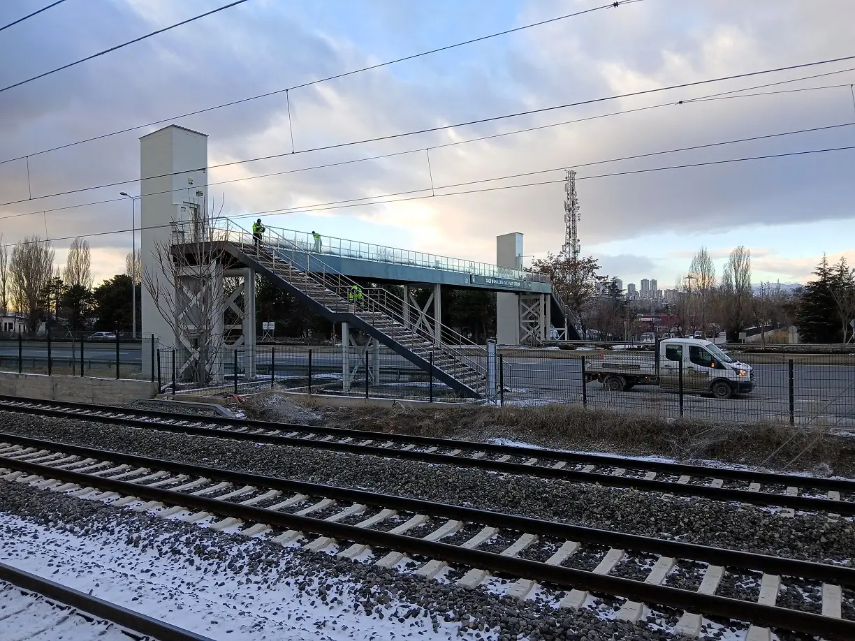 Aoç Gazi Mahallesi Yaya Üst Geçidi Kar Küreme Buzlanma Tuzlama Abb Ekip (1)