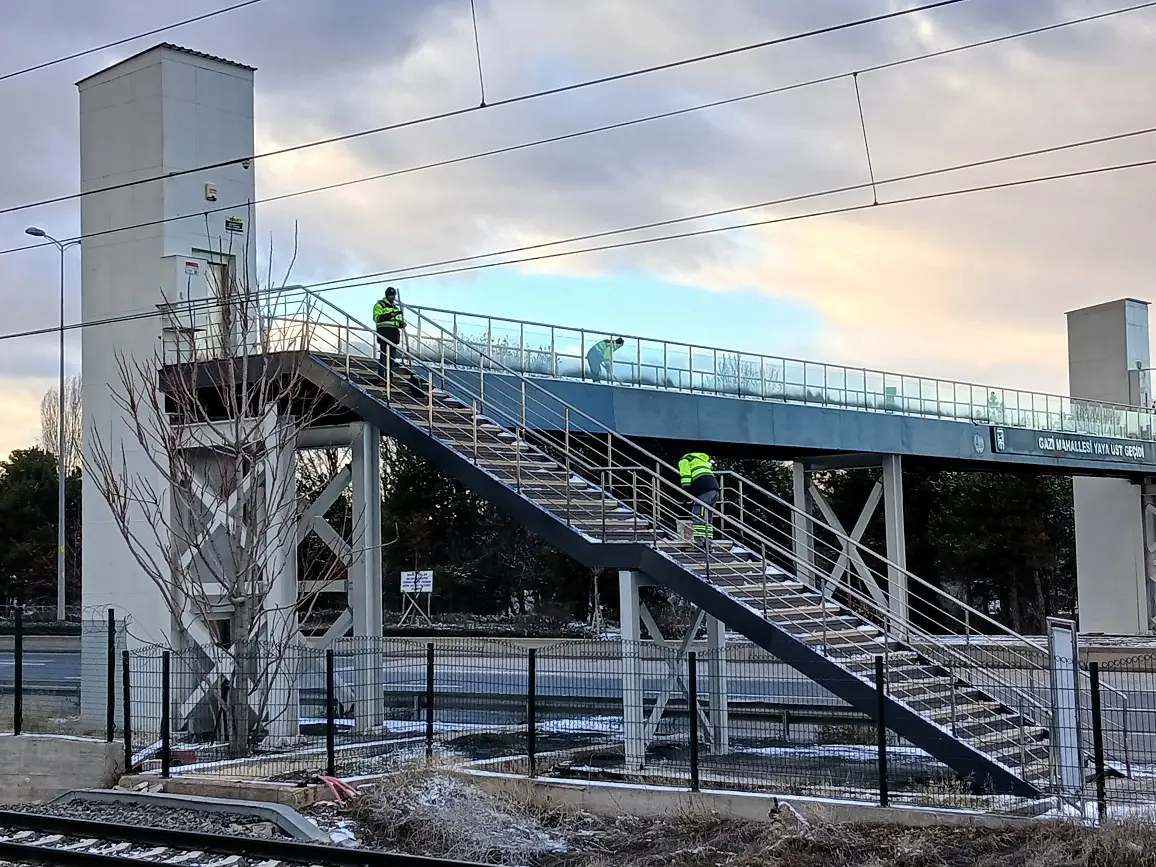 Aoç Gazi Mahallesi Yaya Üst Geçidi Kar Küreme Buzlanma Tuzlama Abb Ekip (2)
