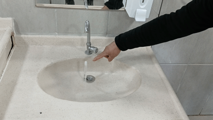 AOÇ Gazi Park’ın lavabosunda musluktan akan sular dondu