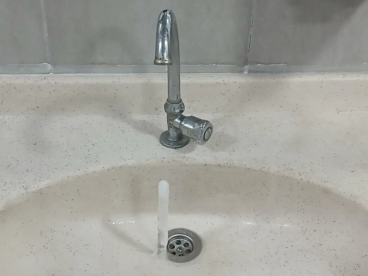 Aoç Gazi Park Wc Lavabo Donan Su Musluk Kış Kar (2)