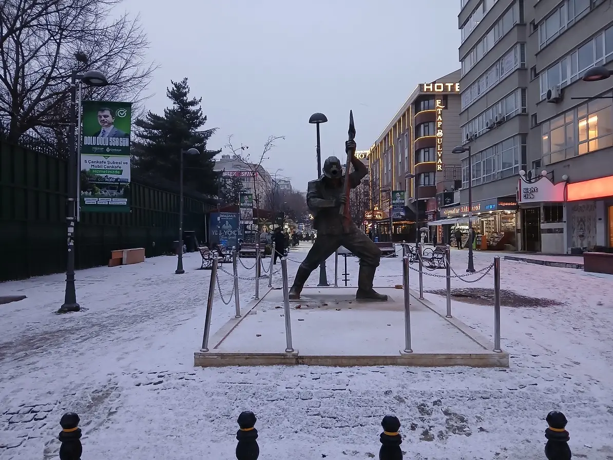 Başkent Ankara Kar Yağışı Madenci Heykeli Olgunlar