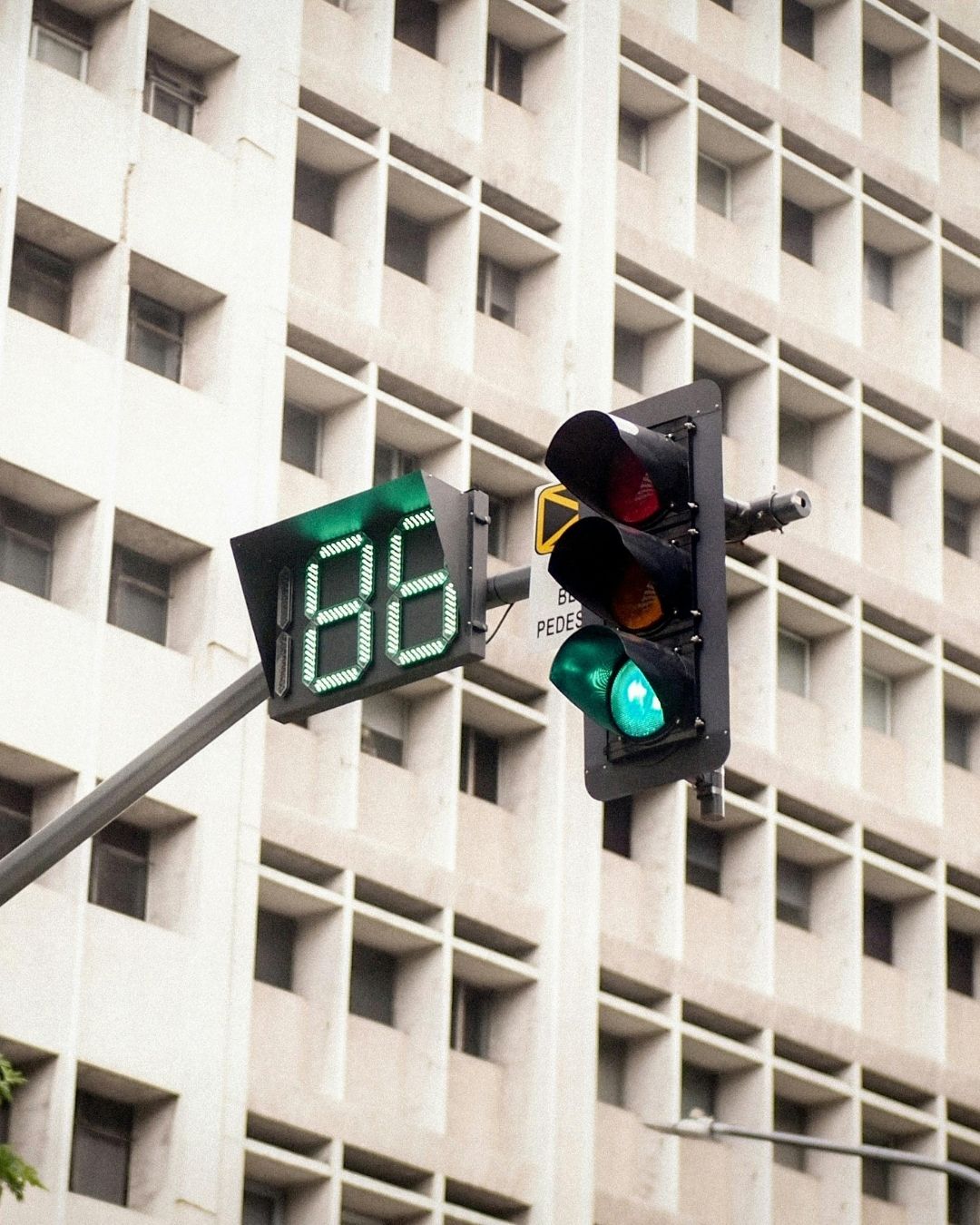 Beyaz Ve Kırmızı İllüstratif Eğlenceli Mutlu Yıllar Instagram Gönderisi (1)