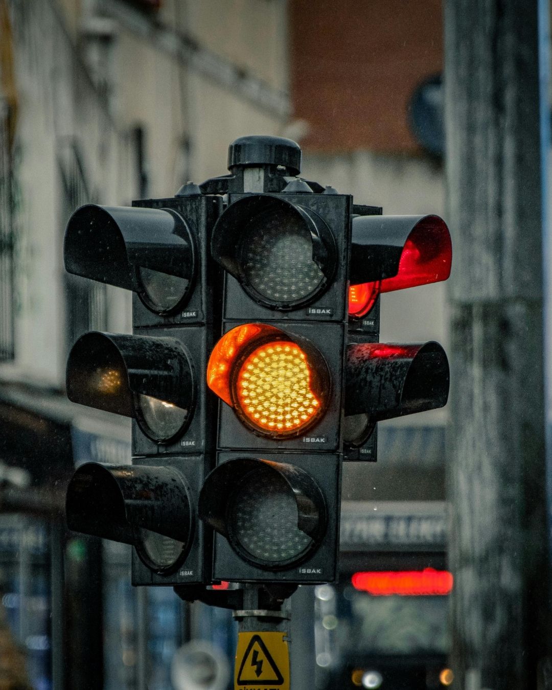 Beyaz Ve Kırmızı İllüstratif Eğlenceli Mutlu Yıllar Instagram Gönderisi