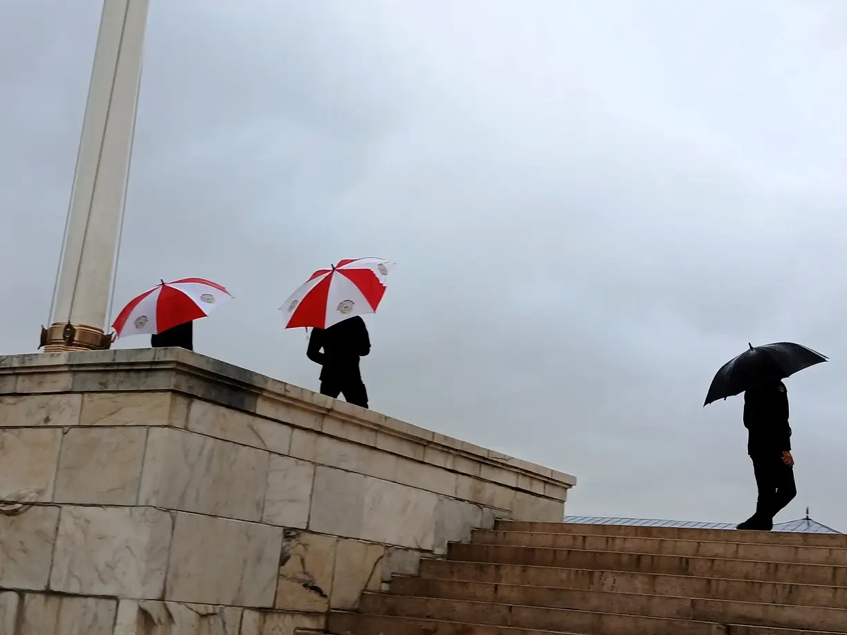 Anıtkabir Nöbet Yağış Yağmur Görevli Erat Komutan Şemsiye Kırmızı Beyaz (2)