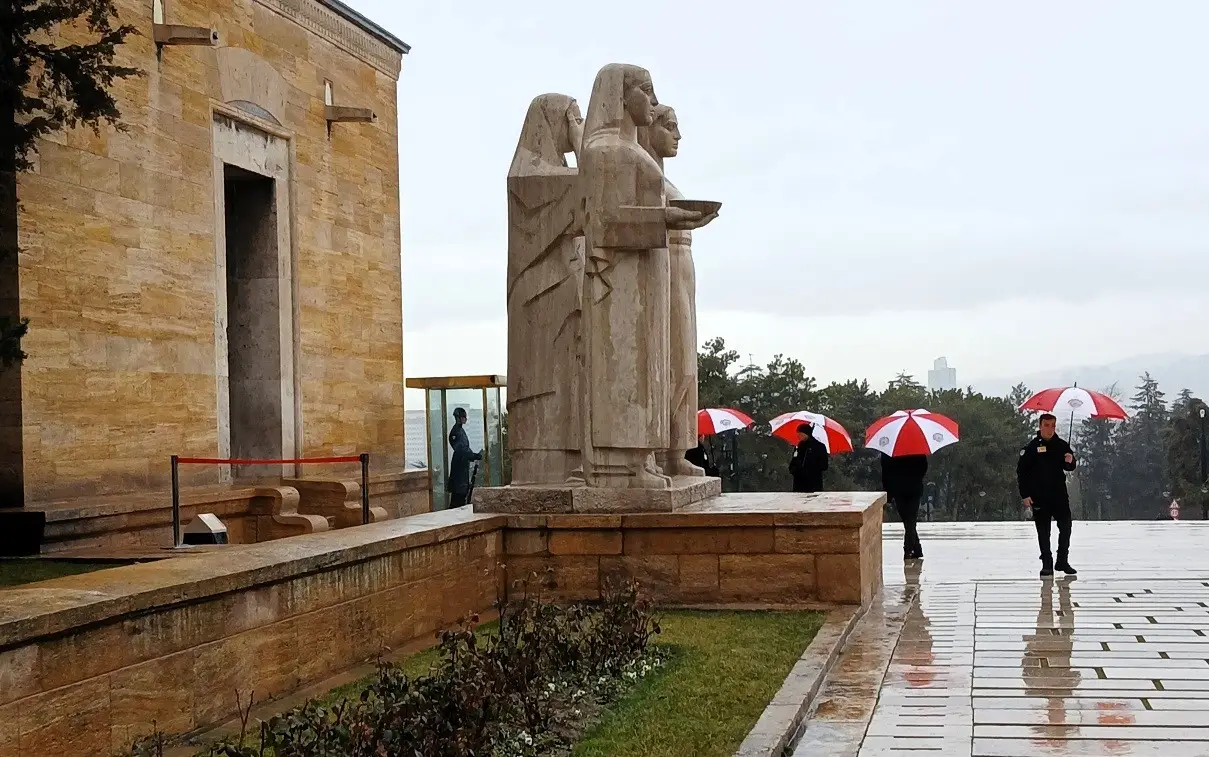 Yağışlı hava Anıtkabir’de renkli görüntüler oluşturdu