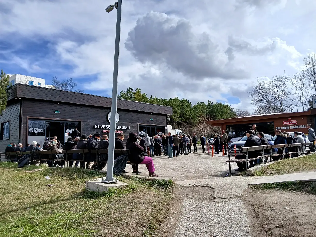 Et Ve Süt Kurumu Satış Mağazası Eskişehir Yolu Başken Ankara Ramzan Alışverişi Kuyruk (2)