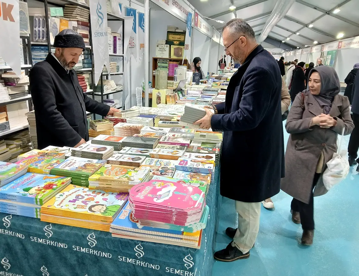 Türkiye Diyanet Vakfı Ramazan Kitap Fuarı Hacı Bayram Veli Camii (4)