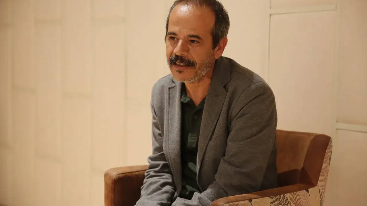 Yazar Bulent Akyurek K İ M D İ R