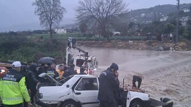 Muğla’da sel faciası: otomobil dereye uçtu, 1 kişi hayatını kaybetti