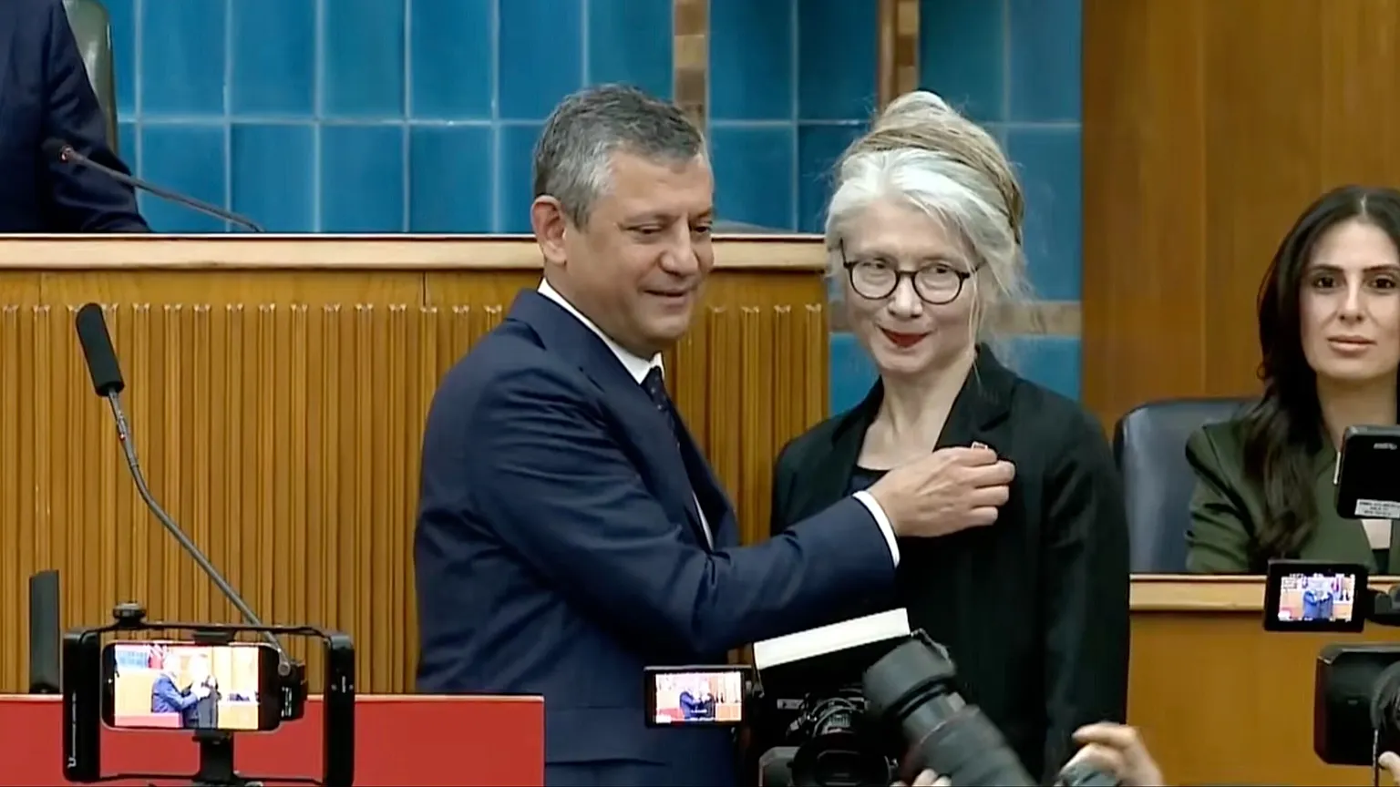 "Mazot 80 TL olmuş duydum geldim" diyen Emine Ülker Tarhan 12 yıl sonra CHP'ye döndü