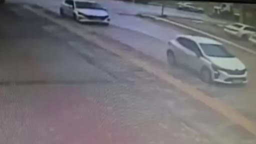 Ankara’da kadın sürücü park halindeki araca çarpıp muayene olmaya gitti!