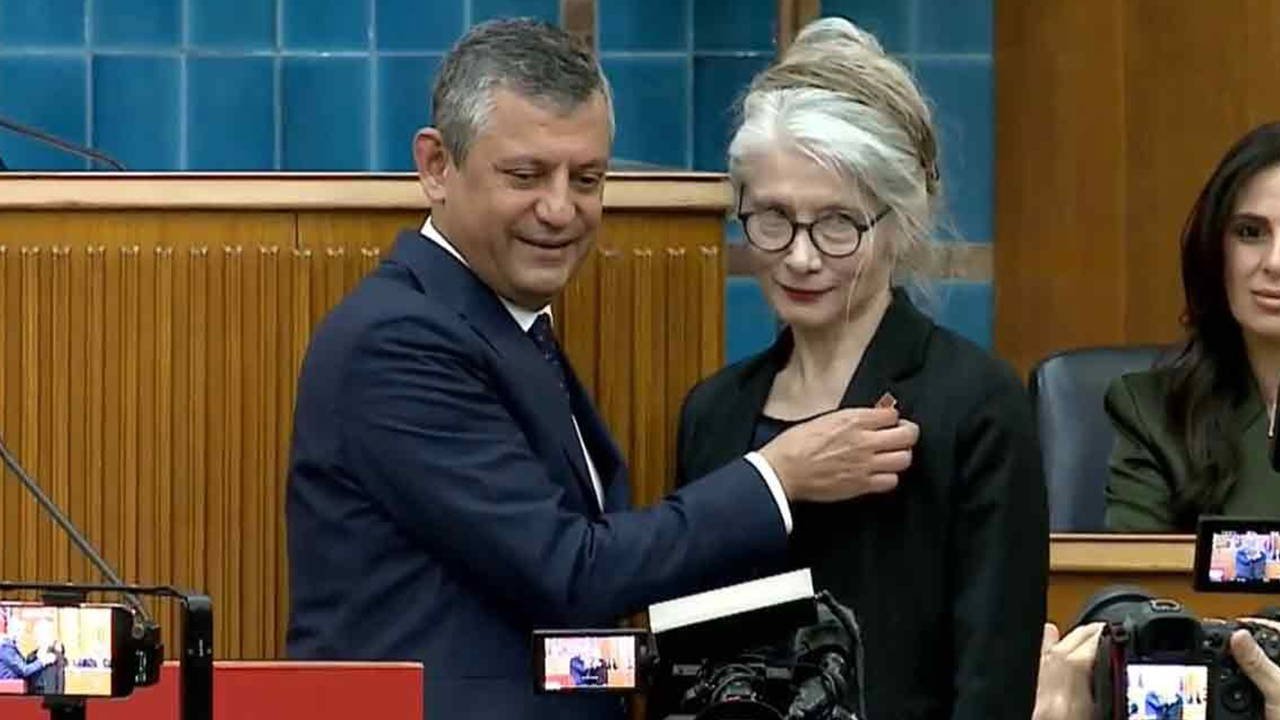 "Mazot 80 TL olmuş duydum geldim" diyen Emine Ülker Tarhan 12 yıl sonra CHP'ye döndü