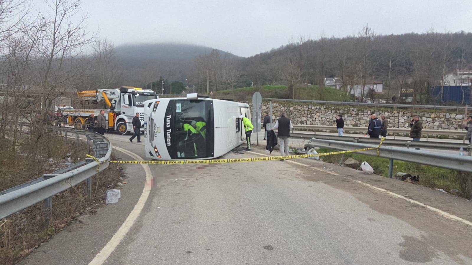 Yalova’da servis midibüsü devrildi: 1 ölü, 20 yaralı