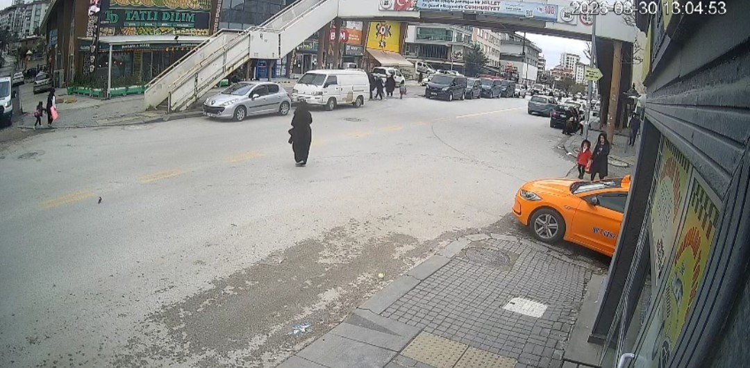 Ankara’da feci kaza: Yolun karşısına geçmeye çalışan çocuğa otomobil çarptı!