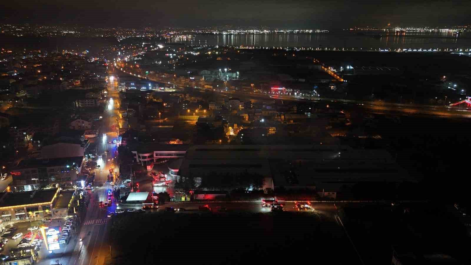 Kocaeli’de geceyi aydınlatan yangın! Fabrika alevlere teslim oldu